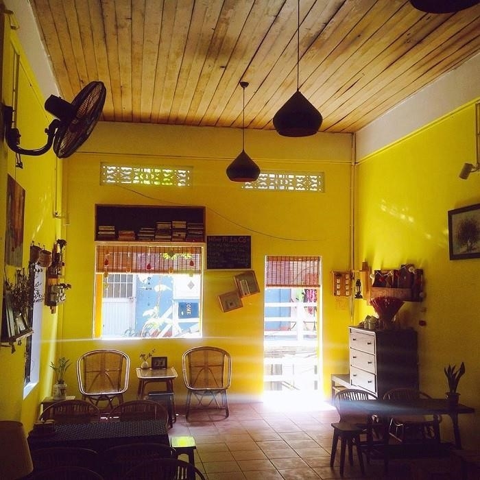 8. Cafe Sách ở Nng, một phần của La Pensée Café and Bookstore.